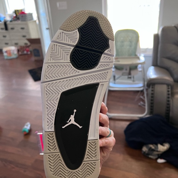 Women’s retro Jordan 4 military black size 8.5,new. Box is damaged from shipment - Picture 3 of 4